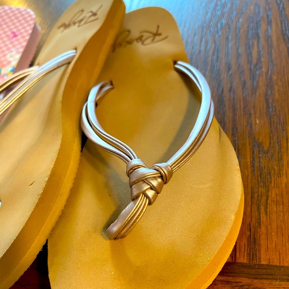 2 pairs girls’ flip-flop sandals: 1 Roxy brand rose gold strap & 1 unicorn-print - Picture 2 of 4